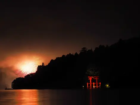 Feu d'artifice dans la baie de Hakone près du mont Fuji