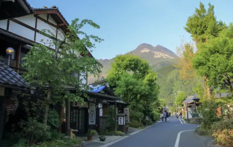 L'agréable cité thermale de Yufuin au coeur des montagnes