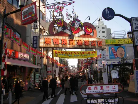 Spread over more than 800m, the pedestrian street Jizôdori has more than 200 small shops.