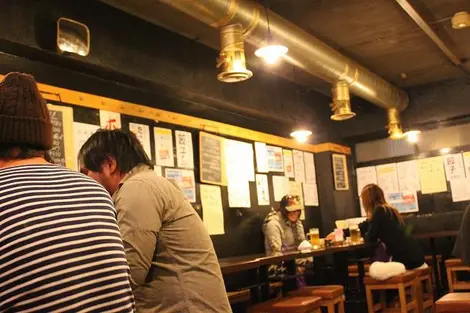 Autour d'un verre et d'un bon petit plat, l'izakaya Alps à Shinjuku recréé une ambiance sortie des films de Miyazaki.