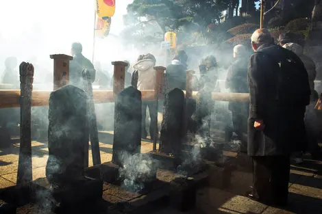 Les 47 sépultures des rônin baignent dans l’encens pour rappeler leur fidélité au daimyo. 