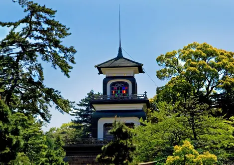 Vitrales del antiguio faro del santuario Oyama Jinja.