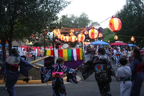 Los visitantes visten sus yukata y bailan alegremente