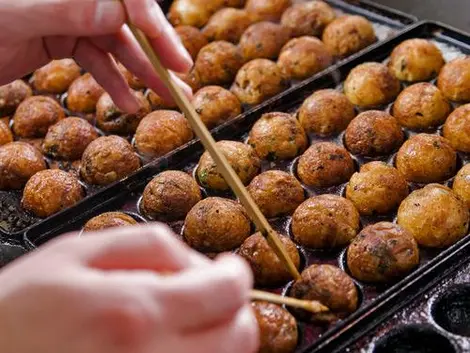 Takoyaki : petits soufflés de pieuvre cuite, spécialité d'Osaka. 