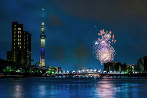 Fuegos artificiales en la bahía de Tokio, cerca del Sky Tree.