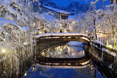 Neige et source chaude, contraste typique des onsen japonais.