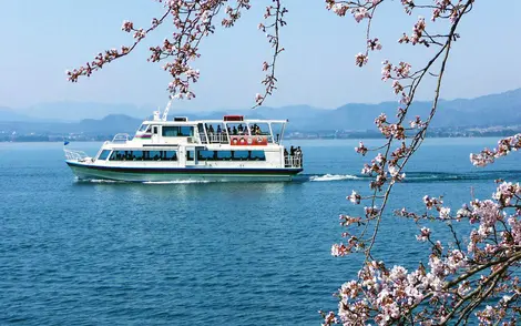 De nombreux bateaux emmènent naviguer sur le lac Biwa depuis Otsu.