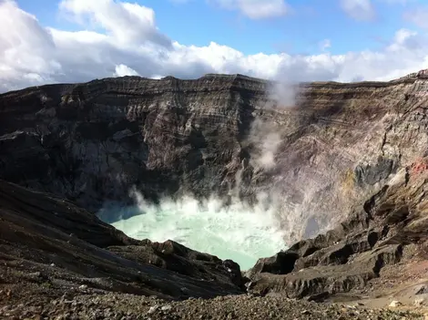 Le cratère fumant du mont Nakadake, dans le massif d'Aso (Kyushu).