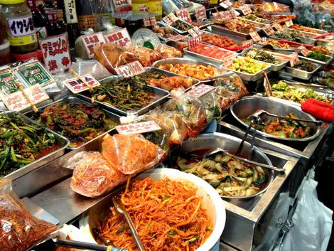 Tienda en el mercado cubierto de Tsuruhashi, Osaka.