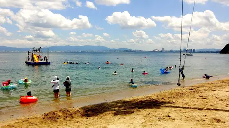 Una playa de la isla de Nokonoshima con los edificios de Fukuoka a lo lejos. 