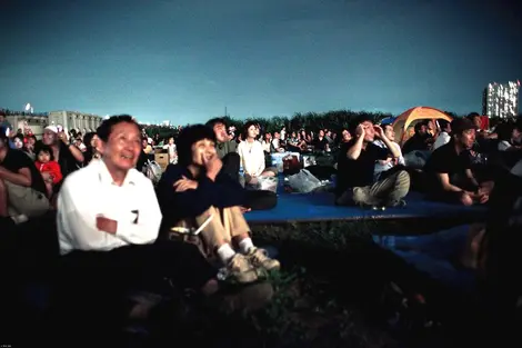 Gli hanabi (fuochi d'artificio) d'estate in Giappone sono gioiosi raduni popolari.