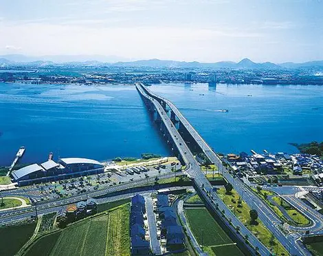 Le grand Biwahashi relie les deux rives au sud du lac Biwa, le plus grand lac du Japon.