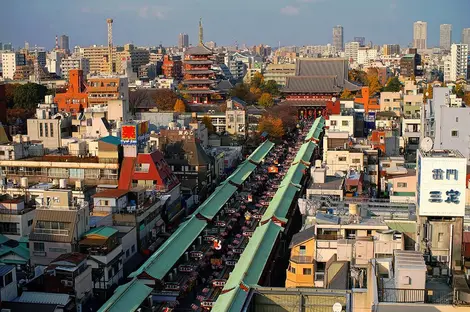 Les rangées marchandes mènent directement à l'entrée du temple Sensô-ji d' Asakusa.