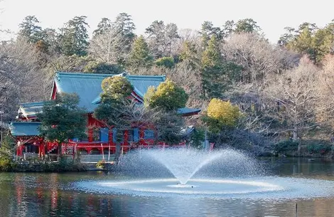 En plus des canards et des pédalos, le jardin Inokashira abrite un petit temple dédié à la déesse de l’amour Benzaiten.