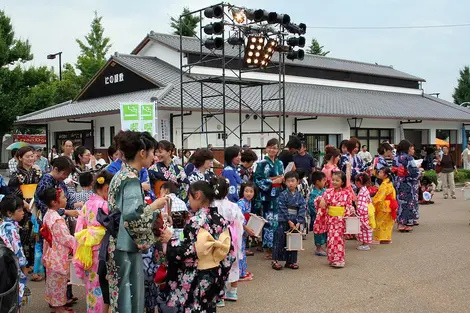 Enfants, adultes, ado, 70% des visiteurs du Himeji yukata Matsuri portent un yukata. 