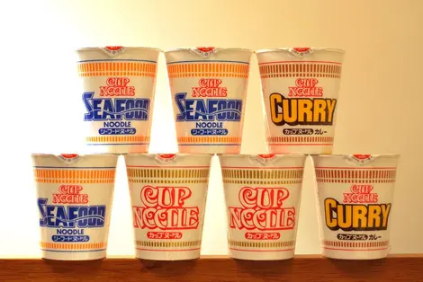 Les nouilles instantanées (cup noodle) sont rapides à préparer et très bon marché.