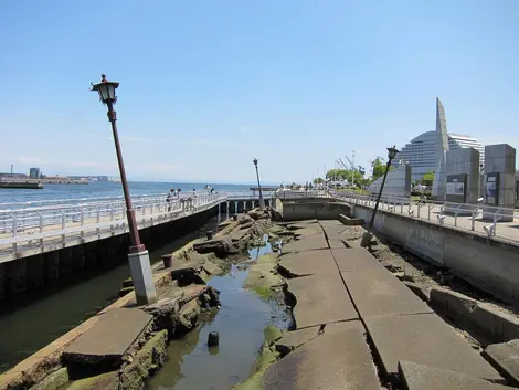 Una parte del antiguo malecón se conserva para recordar el fuerte terremoto de 1995 en Kobe.