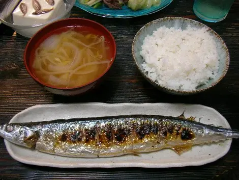 El pescado Sanma, se come con vísceras incluidas y es un plato muy popular en otoño.