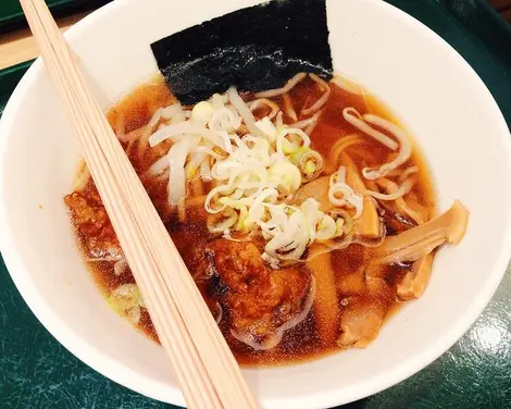 El caldo de ramen por lo general tiene carne, pero en el T's Tantan es vegetariano.