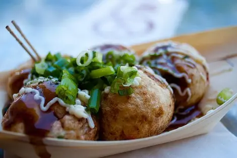 Une barquette de takoyaki tous frais