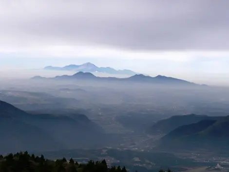 Les sommets de la caldeira d'Aso, vus depuis Kusasenri.