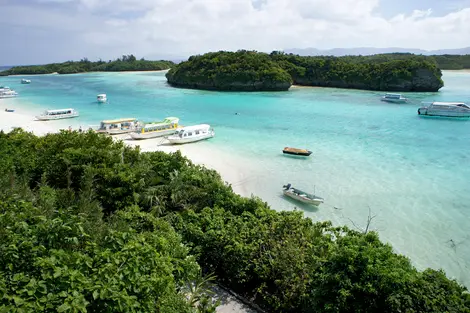 La mer bleue turquoise d'Ishigaki-jima