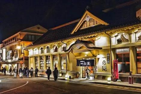 Gente vestida con yukata se dirigen al onsen Kinosaki.