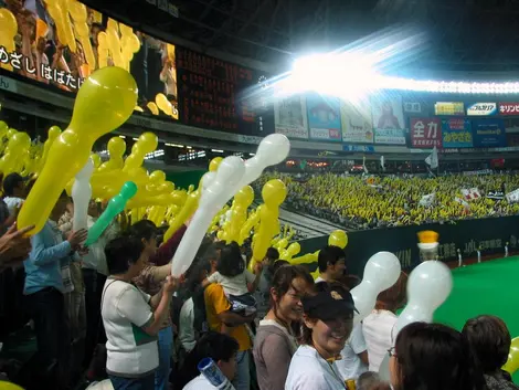 Les soirs de match, les hawks se sevrent des ces gros ballons jaunes pour supporter leur équipe.