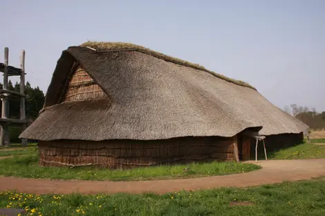 Jomon-Haus auf der Ausgrabungsstätte Sannai Murayama