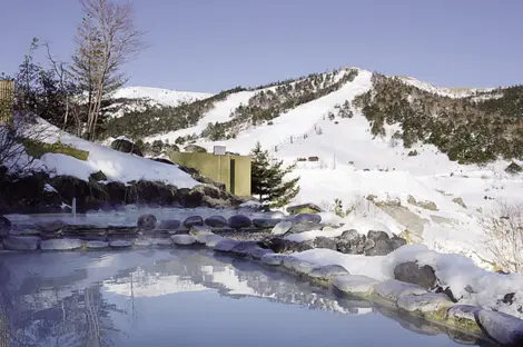 Un rotenburo de Manza Onsen donnant sur la montagne.