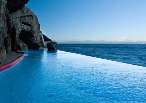 Piscina al aire libre con vistas al mar, Enoshima Island Spa.