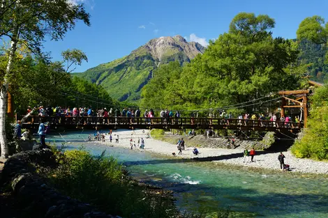 Le pont Kappabashi de Kamikochi ouvre la voie à l'ascension des hauts sommets