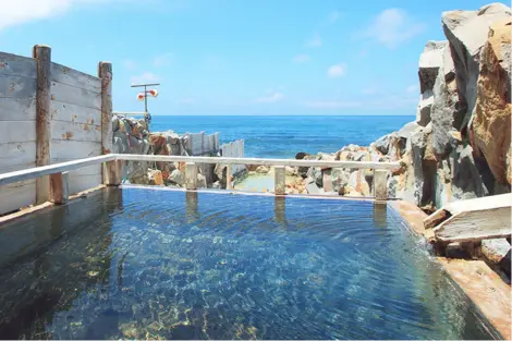 La vue depuis un des bains du Saki no Yu de Shirahama.