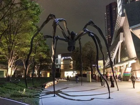 La sculpture en forme d'araignée nommée "Maman" au pied de la Roppongi Hills Mori Tower.