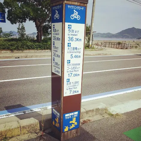 Puedes seguir las señales azules de la ruta Shimanami Kaido.