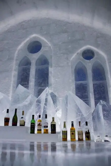 Boire un cocktail glacé sur le lac Shikaribetsu