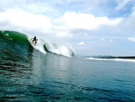 Un surfeur sur la côte Pacifique de la préfecture de Chiba