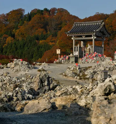 Le mont Osore, temple et monticules de pierres en automne