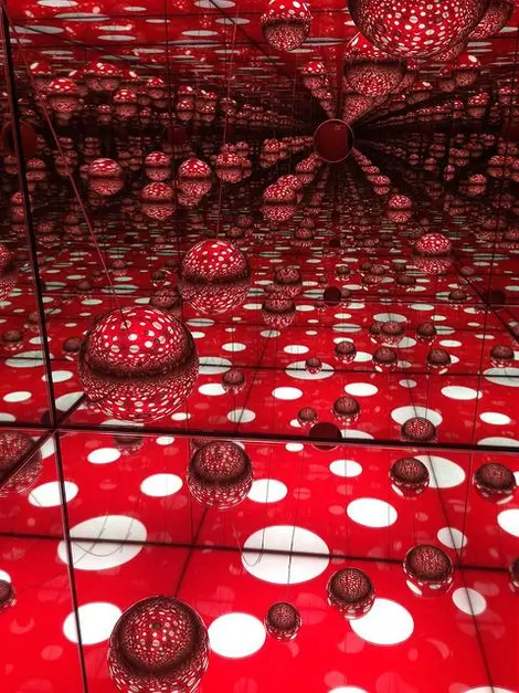 Installation de miroirs et pois de Yayoi Kusama