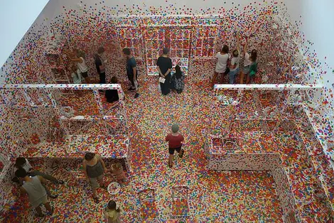 "Obliteration room" Installation de Yayoi Kusama 