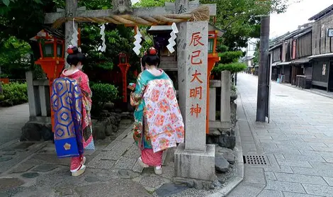 Exemple de obi: un nœud avec une traîne sera arboré par une maiko.