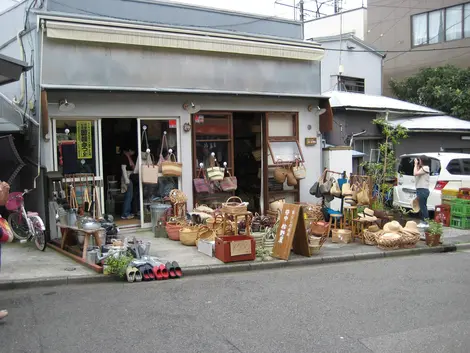 Une boutique de chapeau dans la rue de Yanaka Ginza