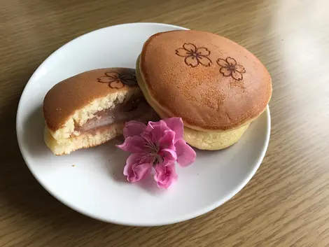 Sakura mochi et produits aux fleurs de cerisiers