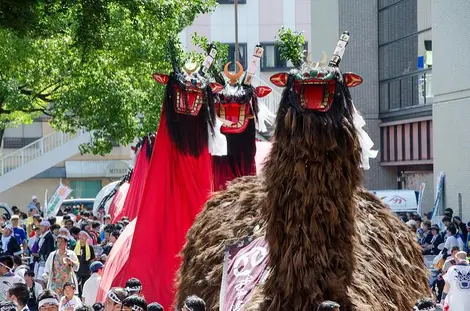 Les créatures mi-démon mi-bœuf ushi-oni, au festival Uwajima ushi-oni matsuri (préfecture d'Ehime)