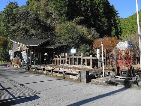 Le chemin de fer de la forêt traverser le village d'Umaji du nord au sud jusqu'au littoral