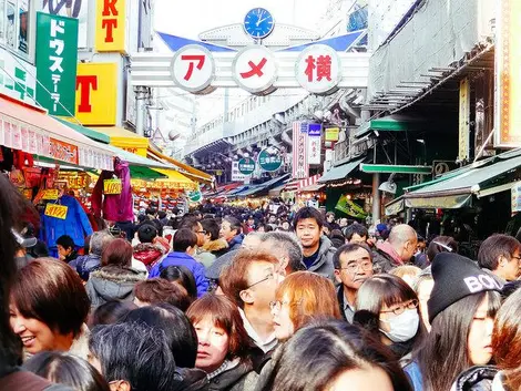 Les soldes de fin d'année au marché Ameyoko d'Ueno, Tokyo