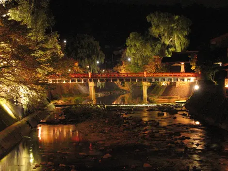 El puente de Nakabashi en Hida Takayama, iluminado.