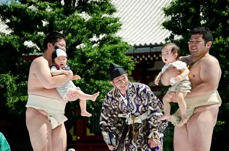 Au Nakizumô matsuri, les lutteurs font pleurer les bébés