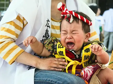 Le Festival Nakizumo est une tradition où l'on prie pour la bonne santé des enfants