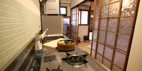 La cuisine tout en longueur typique d'une machiya